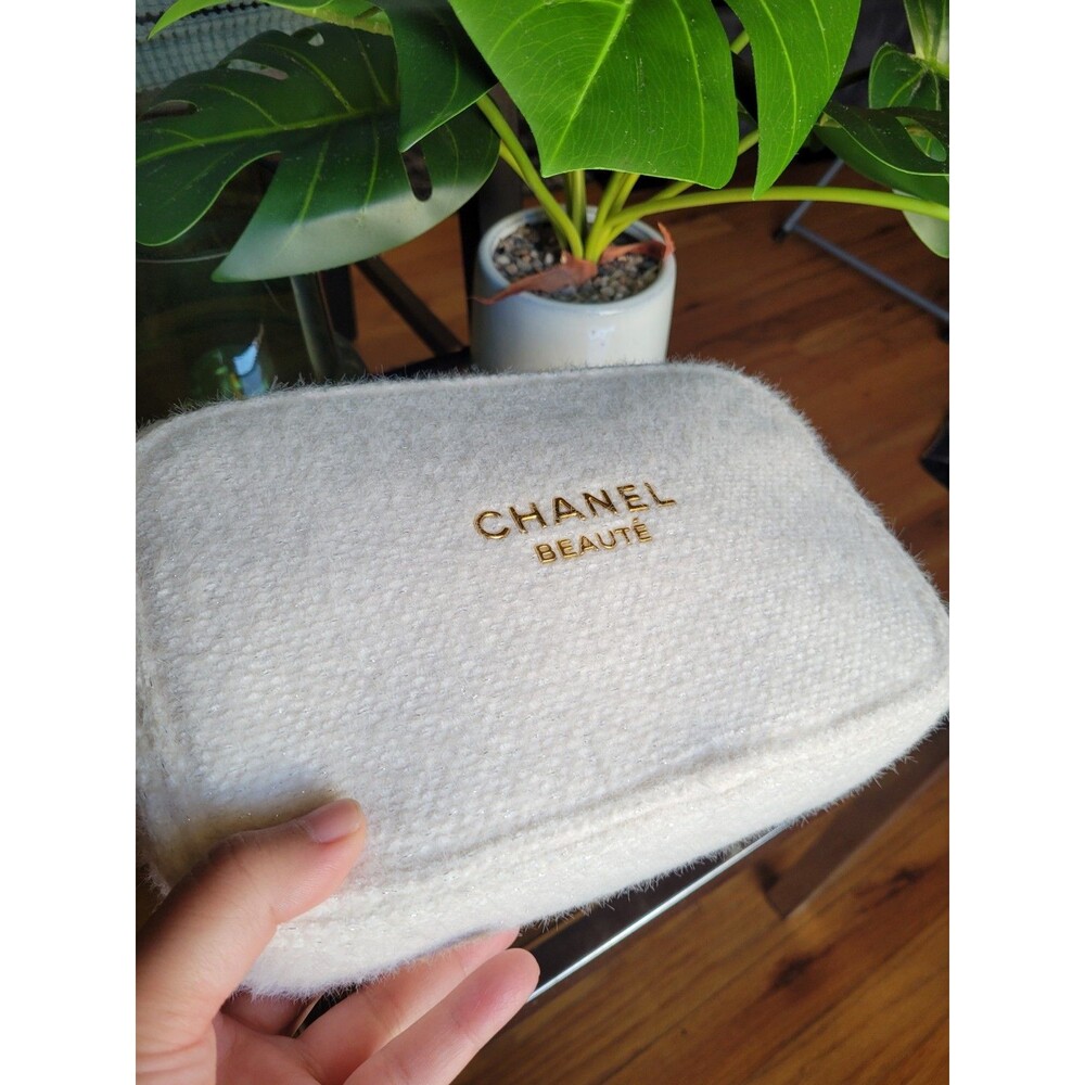 CHANEL White Puffy Makeup Bag Pouch Clutch Cosmetic Case - Picture 11 of 16